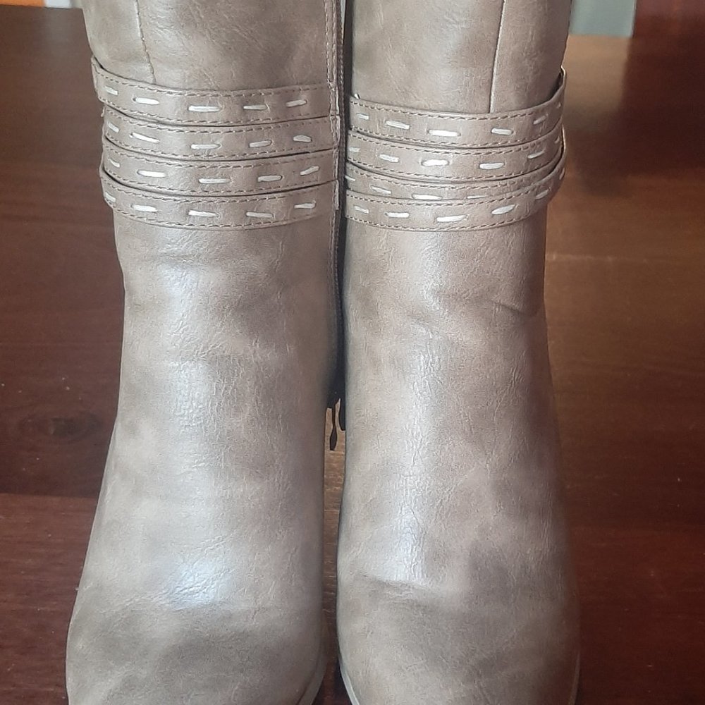 Boots - Picture 3 of 3